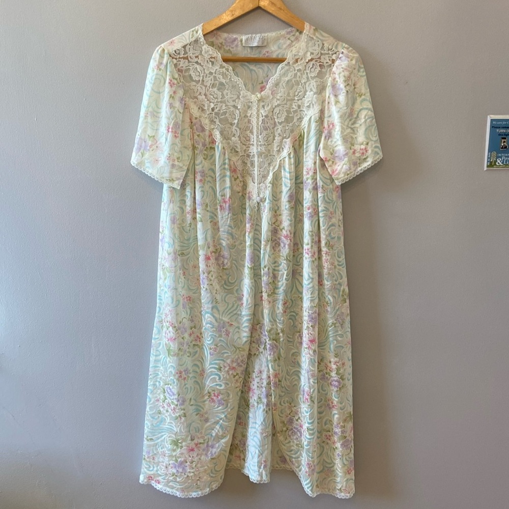 Vassarette pastel floral print vintage robe. Size small. Made in the USA.